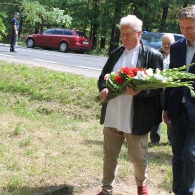 Moment składania kwiatów