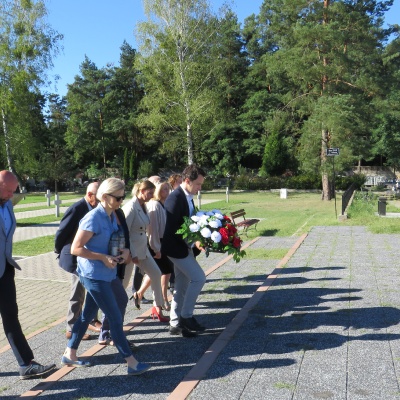 Delegacja Zarządu Miejskiego Nowej Lewicy - składa wiązankę kwiatów